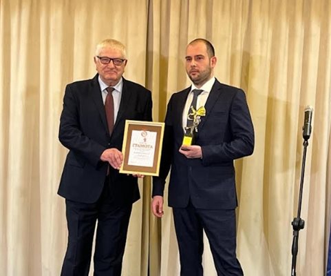 The exquisite martenitsa presented the deputy.  the chairman of the economic commission in the parliament Petar Kanev.  Photo: BSP