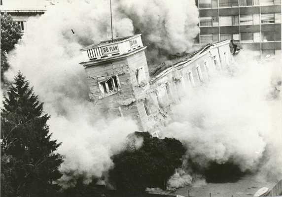 1994 г. - Пламен е запечатал взривяването на старата сграда на Столичната библиотека.