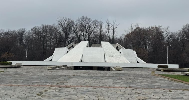 Укрепват Братската могила в Пловдив, която тъне в разруха - част от фигурите от години са без глави