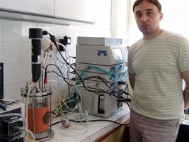 Д-р Георгиев показва част от сложната апаратура в лабораторията.