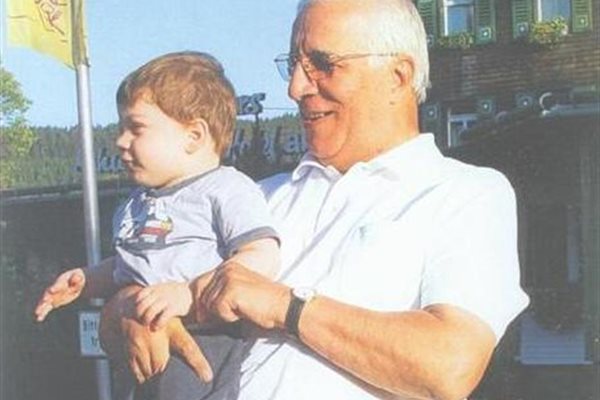 Проф. Чирков с 4-годишния си внук Феликс в Германия
