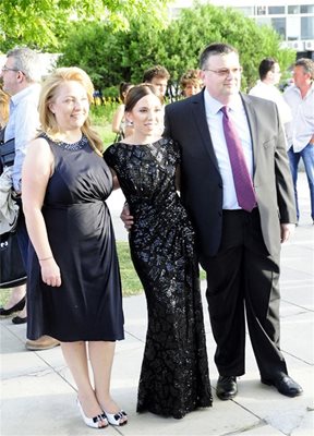 Сотир Цацаров със съпругата си Меглена и дъщеря им Диана на абитуриентския и? бал