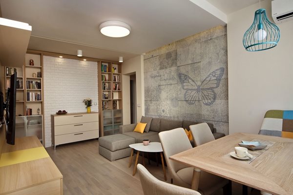 Август - 3К студио Този апартамент е пример за успешно преобразяване на старо софийско жилище. Използвани са всички предимства на строителството отпреди десетки години, за да се създаде елегантен дом със съвременно излъчване