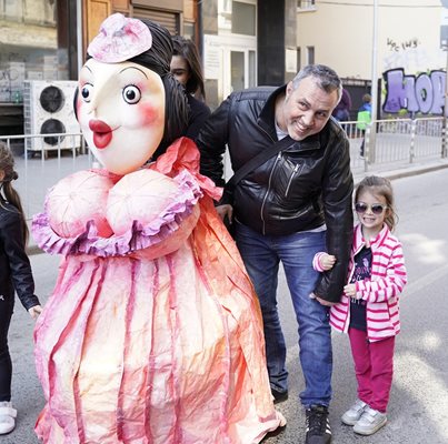 Децата искаха да се снимат с актьора Христо Мутафчиев, който се включи в парада на куклите.    СНИМКА: ДЕСИСЛАВА КУЛЕЛИЕВА