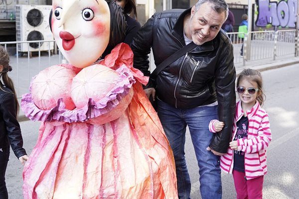 Децата искаха да се снимат с актьора Христо Мутафчиев, който се включи в парада на куклите.    СНИМКА: ДЕСИСЛАВА КУЛЕЛИЕВА