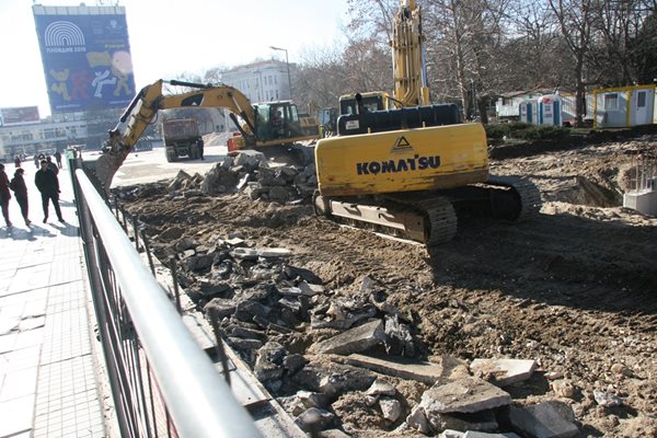 Ако Шолохов беше жив, можеше да напише "Разораната целина ІІ" за нашия площад, казват пловдивчани. Снимка: Евгени Цветков