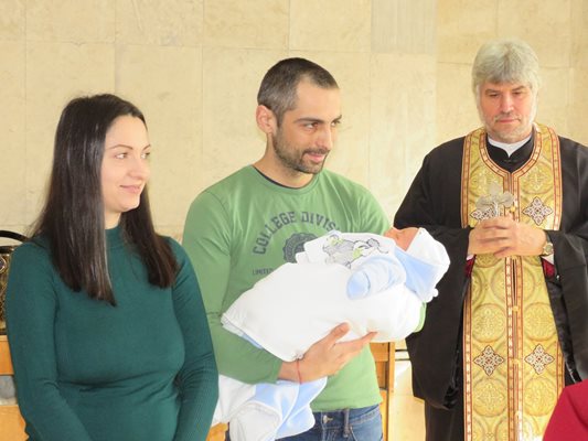 Първото бебе на Велико Търново за 2020 г. - Васил, с родителите си Пламена Монева и Атанас Иванов на Бабинден