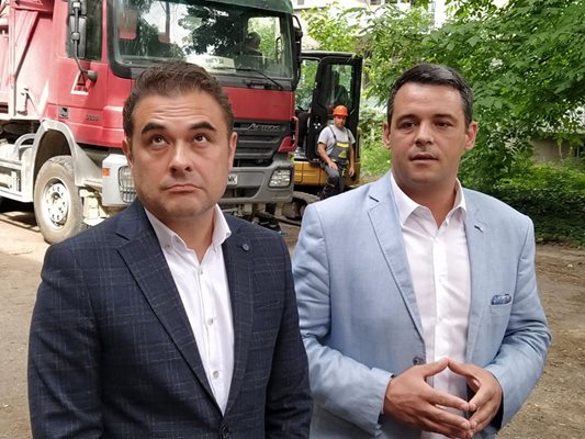 Зам.-кметът Пламен Райчев (вляво) и районният кмет Георги Стаменов обещаха на жителите, че зоната ще се превърне в оазис