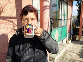 Майката на Стоичков черпи с кафе, като своето пие в чаша с 2 снимки на Христо. 