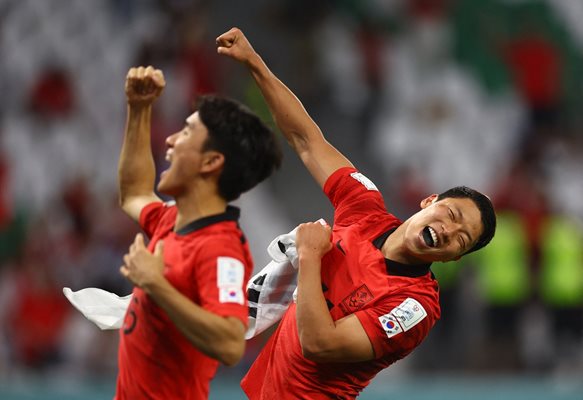 Футболистите на Южна Корея летят от щастие. СНИМКИ: РОЙТЕРС