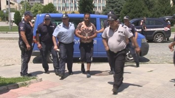 Полицаи водят Валенти Маринов в съда през 2017 г. СНИМКА: Росен Моллов (Архив)