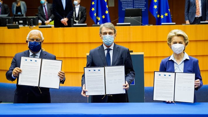 Антониу Коща (вляво), Давид Сасоли и Урсула фон дер Лайен показват подписаната декларация за Конференцията за бъдещето на Европа.