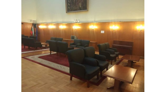 Креслата и масичките отново са в парламентарния бюфет в очакване на депутатите.