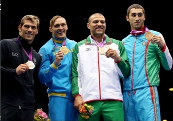 Олександър Усик и Тервел Пулев (двамата в средата) с медалите от Лондон