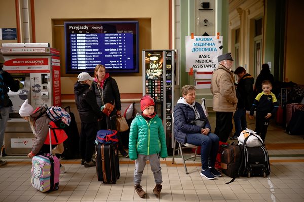 Украинси бежанци на гарата в Пшемисъл, полския град, който е най-близо до полско-украинската граница. 
СНИМКА: РОЙТЕРС
