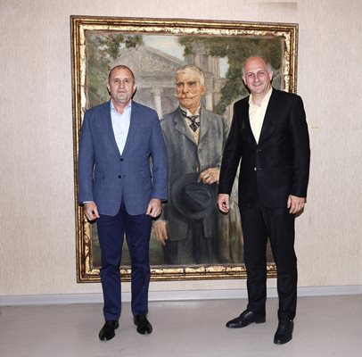 Румен Радев и Васил Василев позират пред портрета на Иван Вазов в Народния театър.