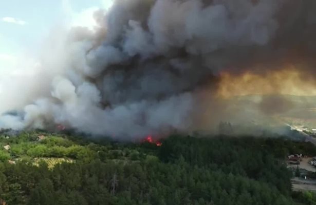 Огънят изпепели много земя, за щастие, няма жертви