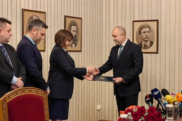 Президентът Румен Радев връчи папката с третия мандат на Корнелия Нинова
