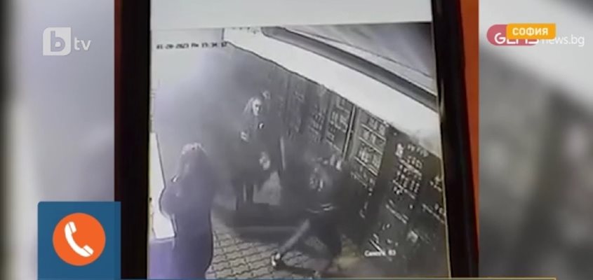 Жена напада малолетно момиче с палка в София
