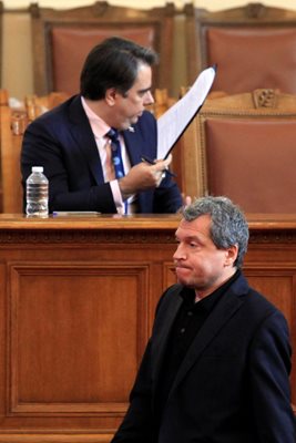 Тошко Йорданов не иска Асен Василев да седи в стола, който заемаше като вицепремиер. "Да не съм хостеса", възкликна шефът на НС на призива му да настани другаде министъра.