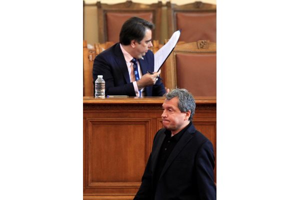 Тошко Йорданов не иска Асен Василев да седи в стола, който заемаше като вицепремиер. "Да не съм хостеса", възкликна шефът на НС на призива му да настани другаде министъра.