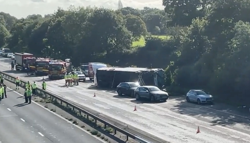 Училищен автобус се преобърна на магистрала след катастрофа в Англия (Видео)