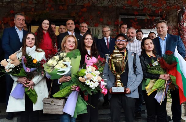 Шахматните царици на България (от ляво на дясно): Нургюл Салимова, Антоанета Стефанова, Виктория Радева и Белослава Кръстева. Между тях е треньорът Петър Арнаудов, а зад тях - премиерът Николай Денков и спортният министър Димитър Илиев.