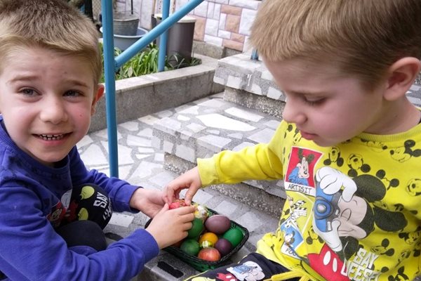 Румен и Светослав Расимови страдат от аутизъм, но ходят на детска градина наравно с другите деца.