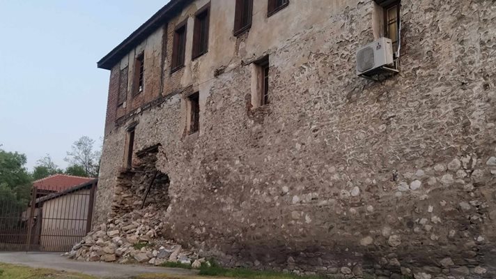 Срутилата се подпорна стена в манастира е така от няколко години.