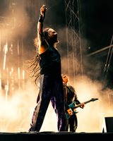 В първия ден на фестивала големите хедлайнери са Korn.