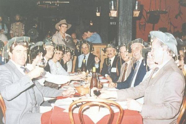 Проф. Чирков (в дъното ) е завел свои ученици в Сидни през 1988 г. Предният вляво е бъдещият проф. Генчо Начев.