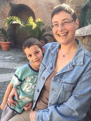 Теодора  със седемгодишния си син Дейвид  в римски парк СНИМКИ: АРХИВ