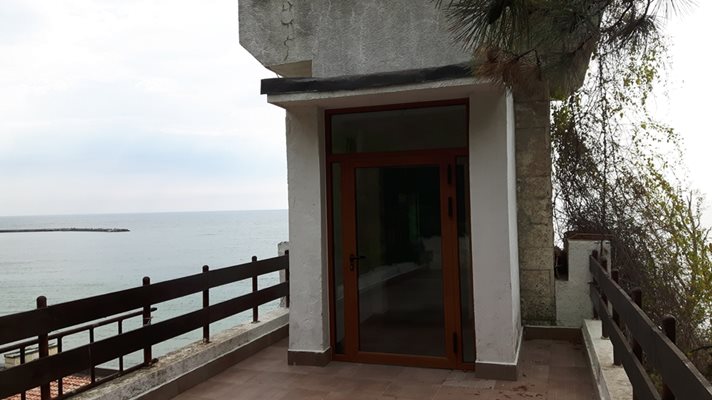Горната част на асансьора, който свързва плажа и бунгалото  с парка