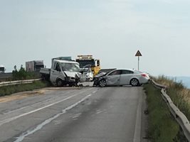 Товарен бус и лек автомобил БМВ се удариха челно тази сутрин на надлеза на източния околовръстен път на Пловдив.СНИМКИ: Радко Паунов