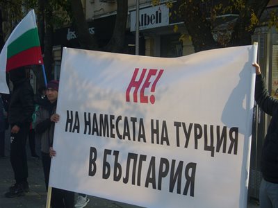 Днешният протест в Стара Загора поиска изборът на новия ни президент да се реши в България, а не чрез гласовете от Турция.  СНИМКА: Ваньо Стоилов