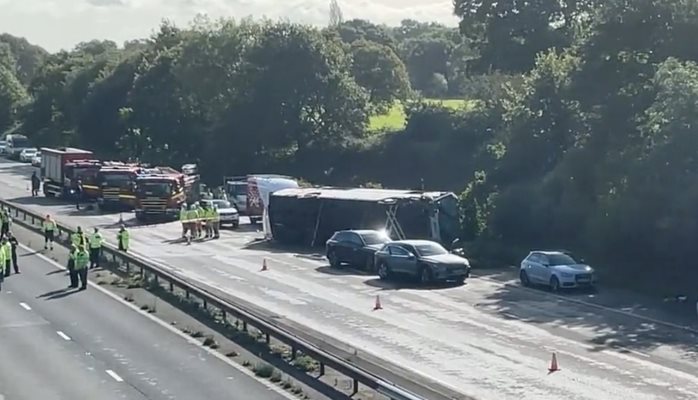 Училищен автобус се преобърна на магистрала след катастрофа в Англия КАДЪР: twitter/@bbcmerseyside