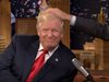 Водещ разроши косата на Доналд Тръмп, за да докаже че е истинска (Видео)