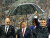 Путин с чадър на финала на световното, лидерите до него - без (Снимки)