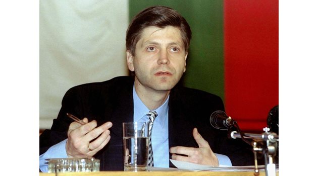 Жан Виденов се поддаде на натиска на авторите на писмото и хвърли оставка.