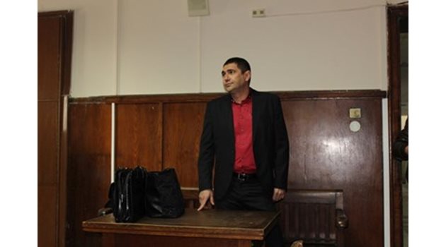 Лазар Влайков в съда в Пазарджик. Снимка Архив