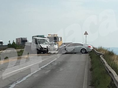 Товарен бус и лек автомобил БМВ се удариха челно тази сутрин на надлеза на източния околовръстен път на Пловдив.СНИМКИ: Радко Паунов