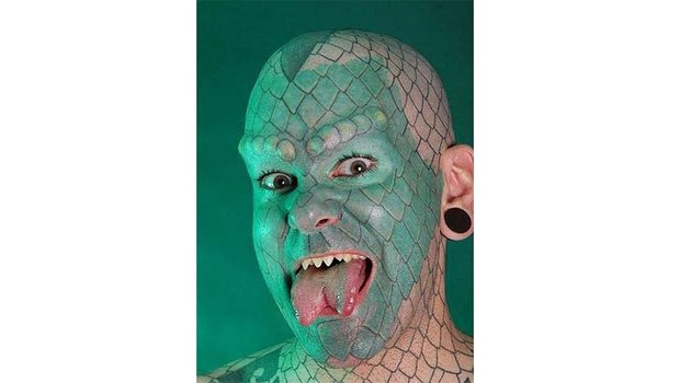 БЕЗ ЕКВИВАЛЕНТ: Човекът-гущер се създава след операция за разделяне на езика, имплантиран тефлон над веждите, подостряне и разместване на предните зъби и стотици часове татуировки.