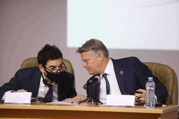 Марко Росо (вдясно) обясни, че “Меридиам” поемат загубите на летището в София, причинени от пандемията, и в същото време увеличават инвестициите си по договора за концесия.