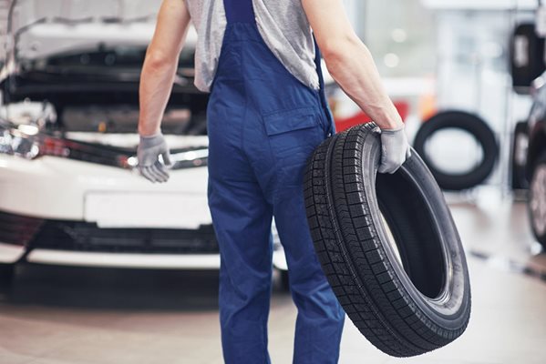Смяната на гуми два пъти в годината струва немалко пари.