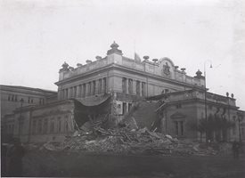 Сградата на Народното събрание също  е ударена при  бомбардировките  над София.