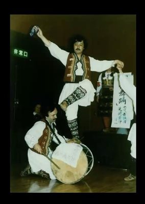  1981 година, Токио, Япония, по време на преподавателско турне. Ив доста добре може да играе на барабан! 