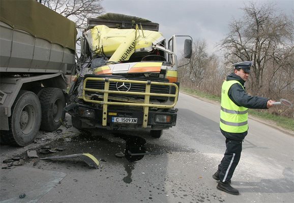 Два камиона се удариха челно, единият шофьор в болница