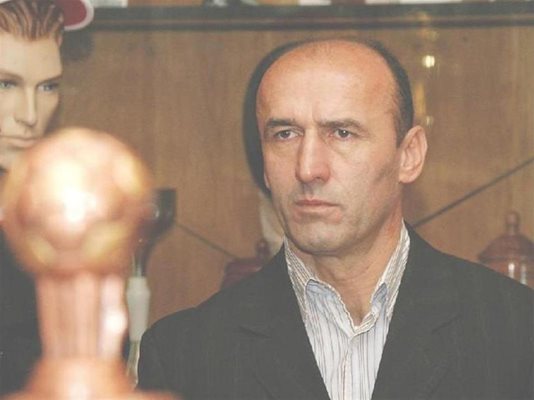 Ако все пак Любо Пенев напусне окончателно ЦСКА, кандидат номер 1 да поеме отбора е сърбинът Миодраг Йешич, който стана шампион с “червените” през 2005 г.