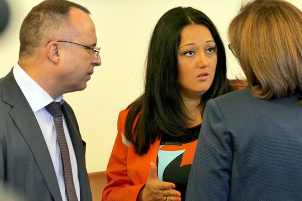 Лиляна Павлова разговаря с Румен Порожанов и Румяна Бъчварова преди заседанието на кабинета. СНИМКА: ПИЕР ПЕТРОВ