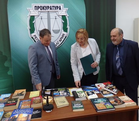 Бранимир Мангъров, Иванка Козарова и Любомир Петров /от ляво на дясно/ подреждат книгите за затворниците.